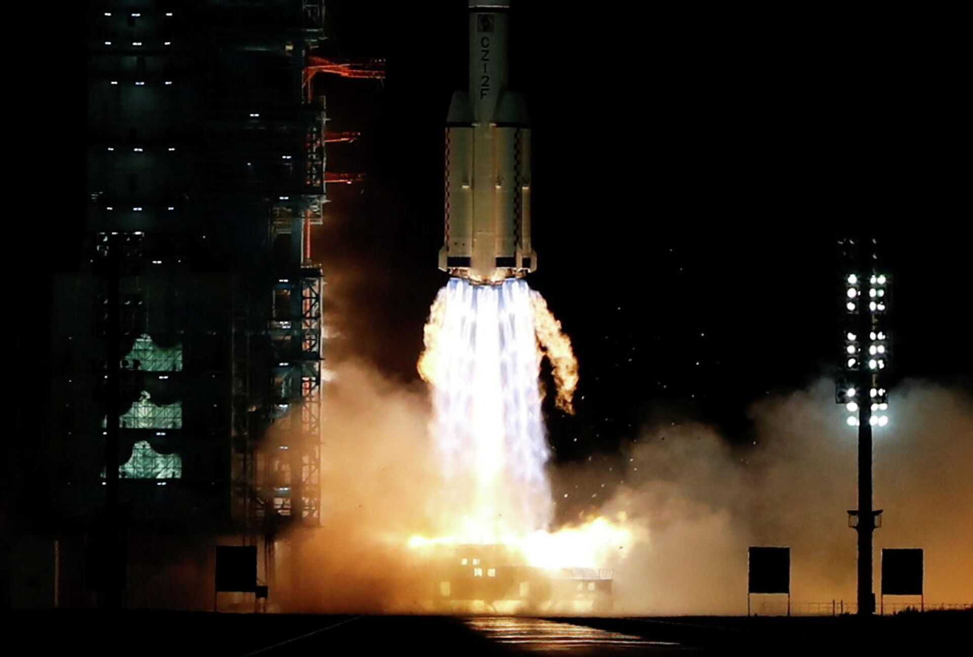 The Long March-2F Y13 rocket, carrying the Shenzhou-13 spacecraft and three astronauts in China's second crewed mission to build its own space station, launches at Jiuquan Satellite Launch Center near Jiuquan, Gansu province, China October 16, 2021. - Sputnik International, 1920, 08.11.2021