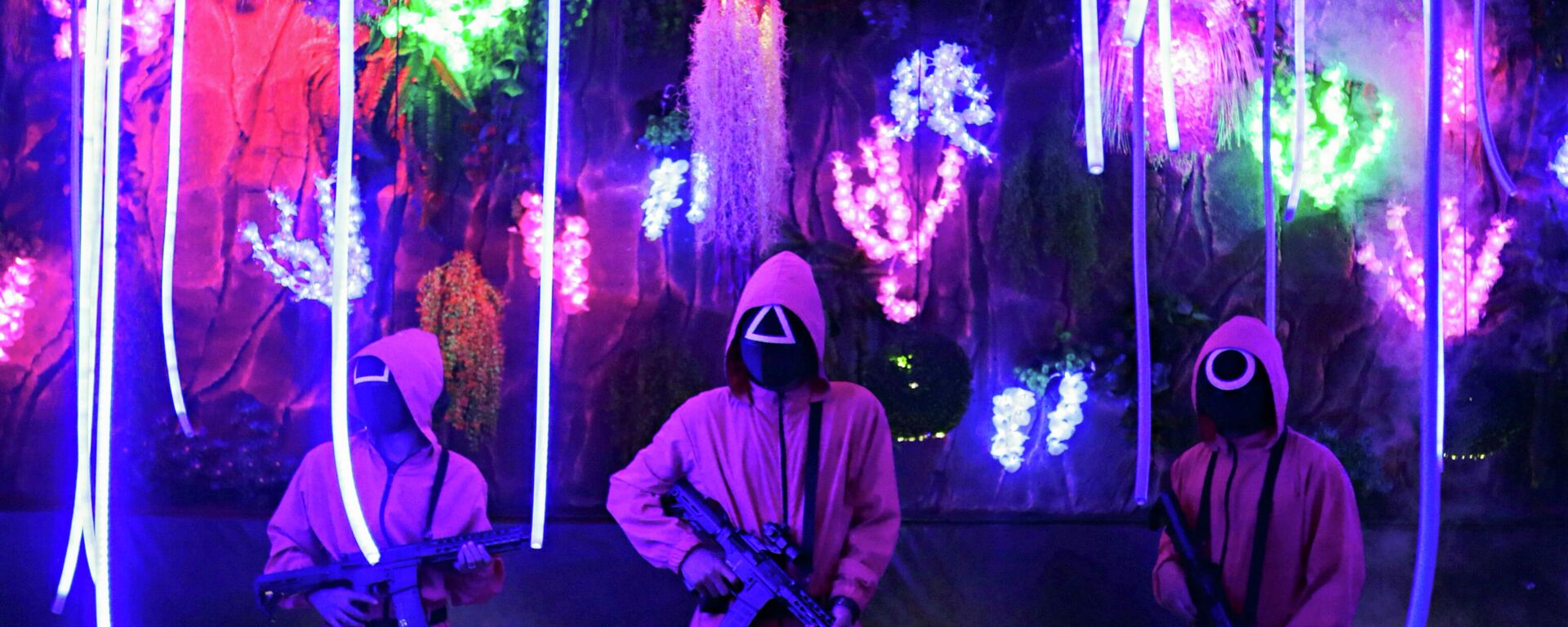 Staff members wearing 'Squid Game' costumes stand guard at Strawberry Cafe in Jakarta, Indonesia, October 15, 2021. - Sputnik International, 1920, 16.10.2021