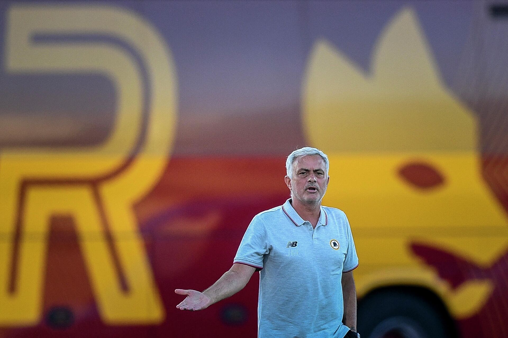 Roma's Portuguese coach Jose Mourinho gestures during a friendly football match between AS Roma and FC Porto at the Bela Vista stadium in Lagoa on July 28, 2021. - Sputnik International, 1920, 22.11.2021