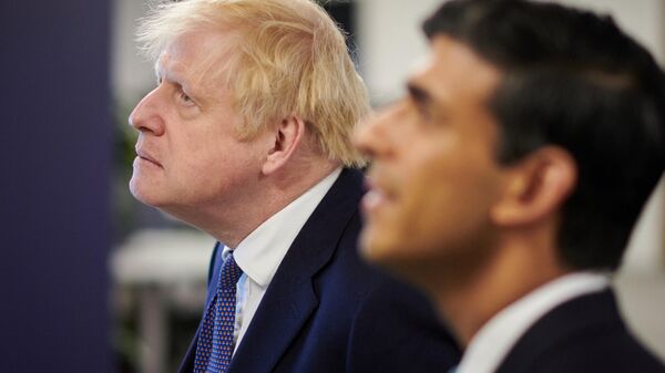 Britain's Prime Minister Boris Johnson (L) and Britain's Chancellor of the Exchequer Rishi Sunak visit the headquarters of Octopus Energy on October 5, 2020 in London - Sputnik International