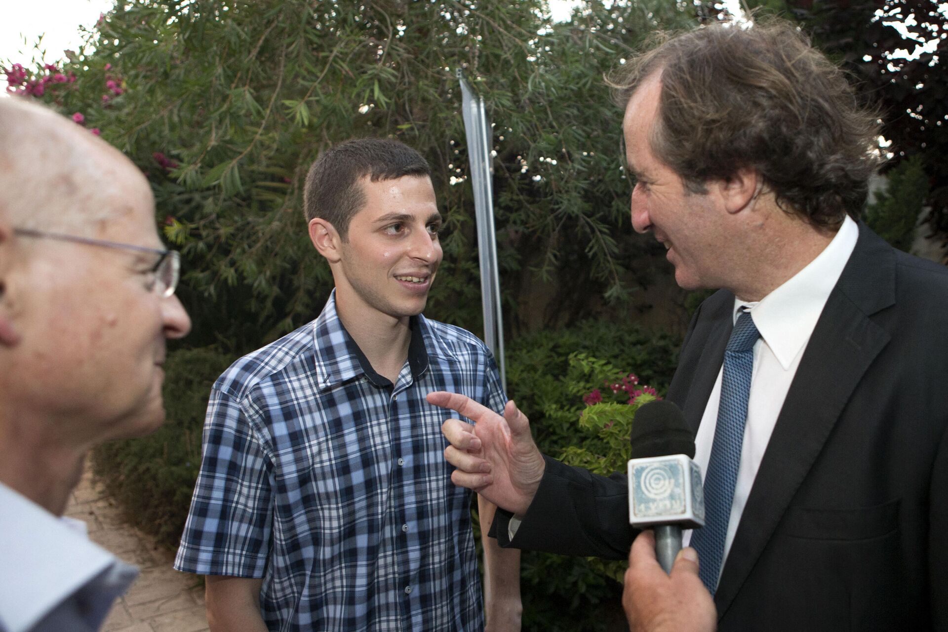 French ambassador to Israel Christophe Bigot (L), recently-freed Israeli soldier Gilad Shalit (C) and his father Noam (R) attend the annual Bastille Day reception at the French ambassador's residence in the Mediterranean coastal city Tel Aviv on July 12, 2012. - Sputnik International, 1920, 19.10.2021