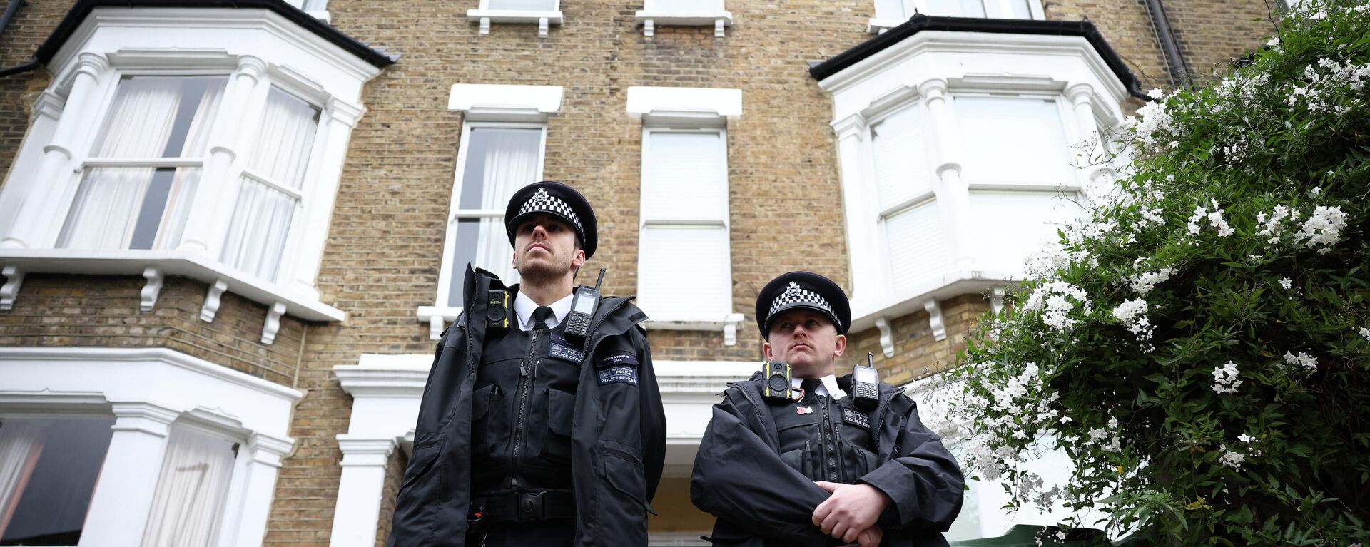 Police stand guard outside house believed to be address belonging to man arrested in connection with killing of British MP Amess, in London - Sputnik International, 1920, 21.10.2021