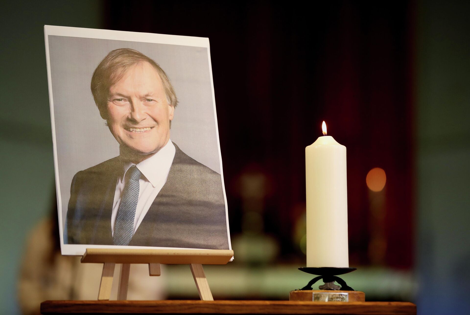 A candle and a portrait of British MP David Amess are seen at the church of St Michael's and all Angels, in Leigh-on-Sea - Sputnik International, 1920, 20.10.2021