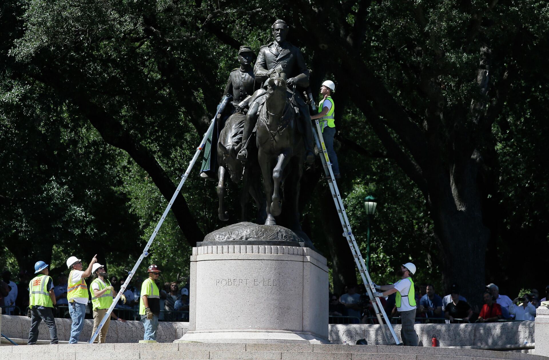 Workers inspect a statue of Robert E. Lee in a public park in Dallas, Wednesday, Sept. 6, 2017.  - Sputnik International, 1920, 10.02.2024