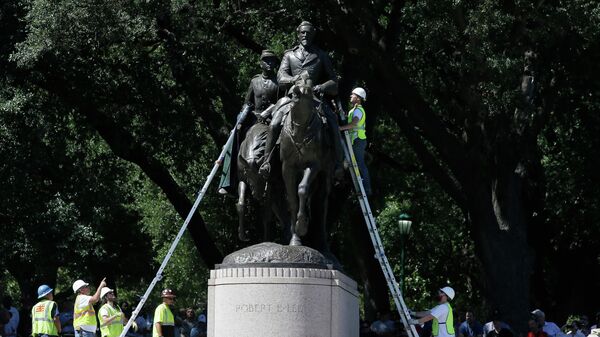 Workers inspect a statue of Robert E. Lee in a public park in Dallas, Wednesday, Sept. 6, 2017.  - Sputnik International