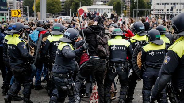 Protesters clash with riot police officers as they demonstrate to demand a radically different housing policy from the government, on October 17, 2021 in Rotterdam - Sputnik International
