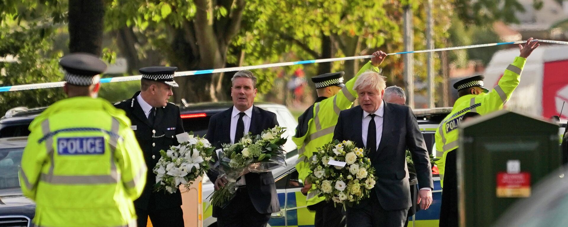 British Prime Minister Boris Johnson, right, and Leader of the Labour Party Sir Keir Starmer, second from right, carry flowers as they arrive at the scene where a member of Parliament was stabbed Friday, in Leigh-on-Sea, Essex, England, Saturday, Oct. 16, 2021 - Sputnik International, 1920, 18.10.2021