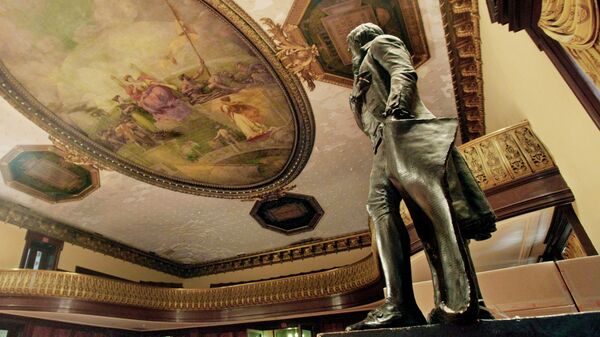 In this July 14, 2010, file photo, a statue of Thomas Jefferson, right, stands in New York's City Hall Council Chamber. - Sputnik International