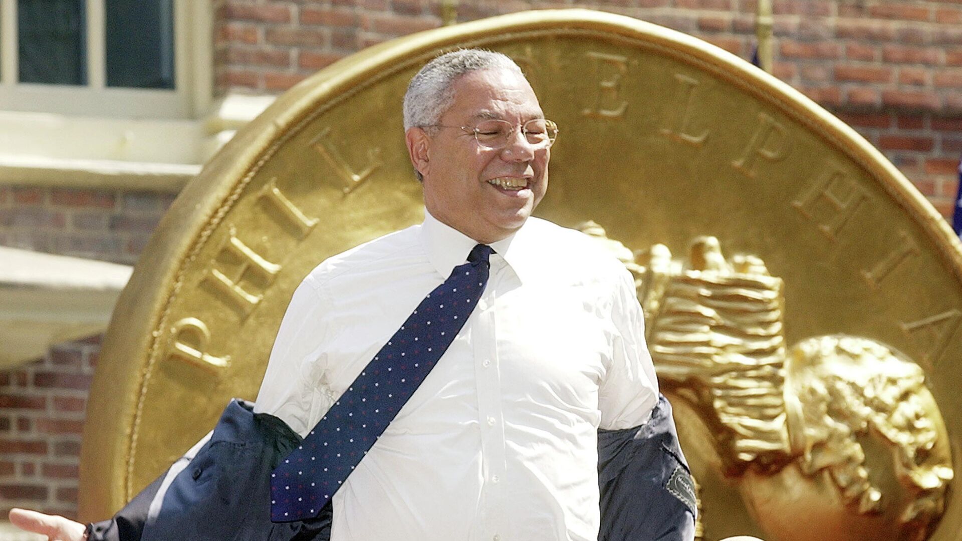 U.S. Secretary of State Colin Powell laughs as he removes his jacket before the presentation of the Liberty Medal at Independence Hall in Philadelphia, July 4, 2002. - Sputnik International, 1920, 19.10.2021