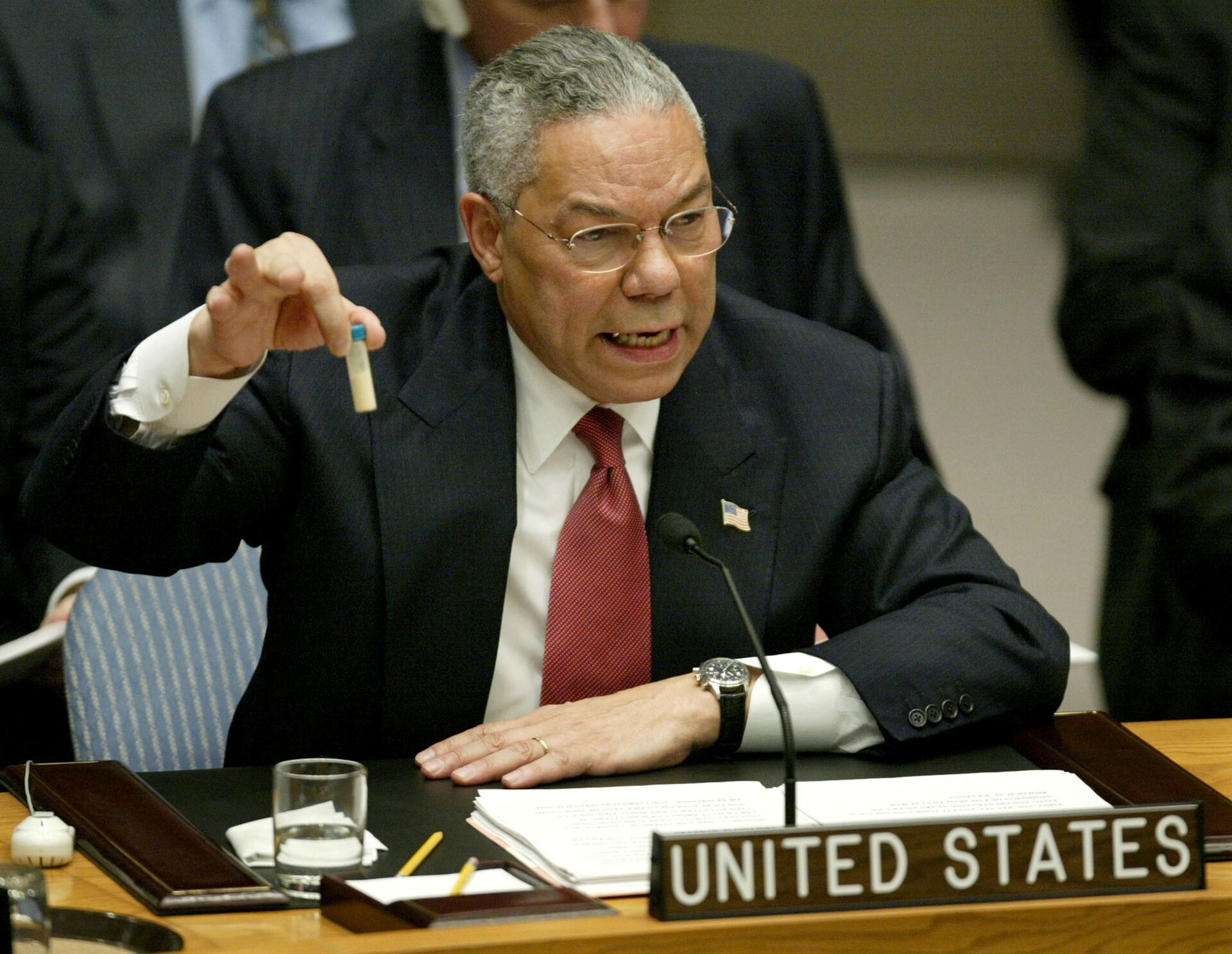 FILE PHOTO: U.S. Secretary of State Colin Powell holds up a vial that he described as one that could contain anthrax, during his presentation on [Iraq] to the U.N. Security Council, in New York February 5, 2003.  - Sputnik International, 1920, 19.10.2021