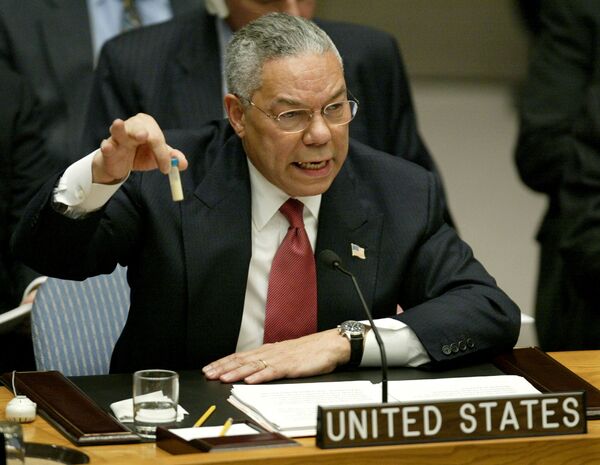 US Secretary of State Colin Powell holds up a vial that he described as one that could contain anthrax, during his presentation on [Iraq] at the UN Security Council, in New York on 5 February 2003. - Sputnik International