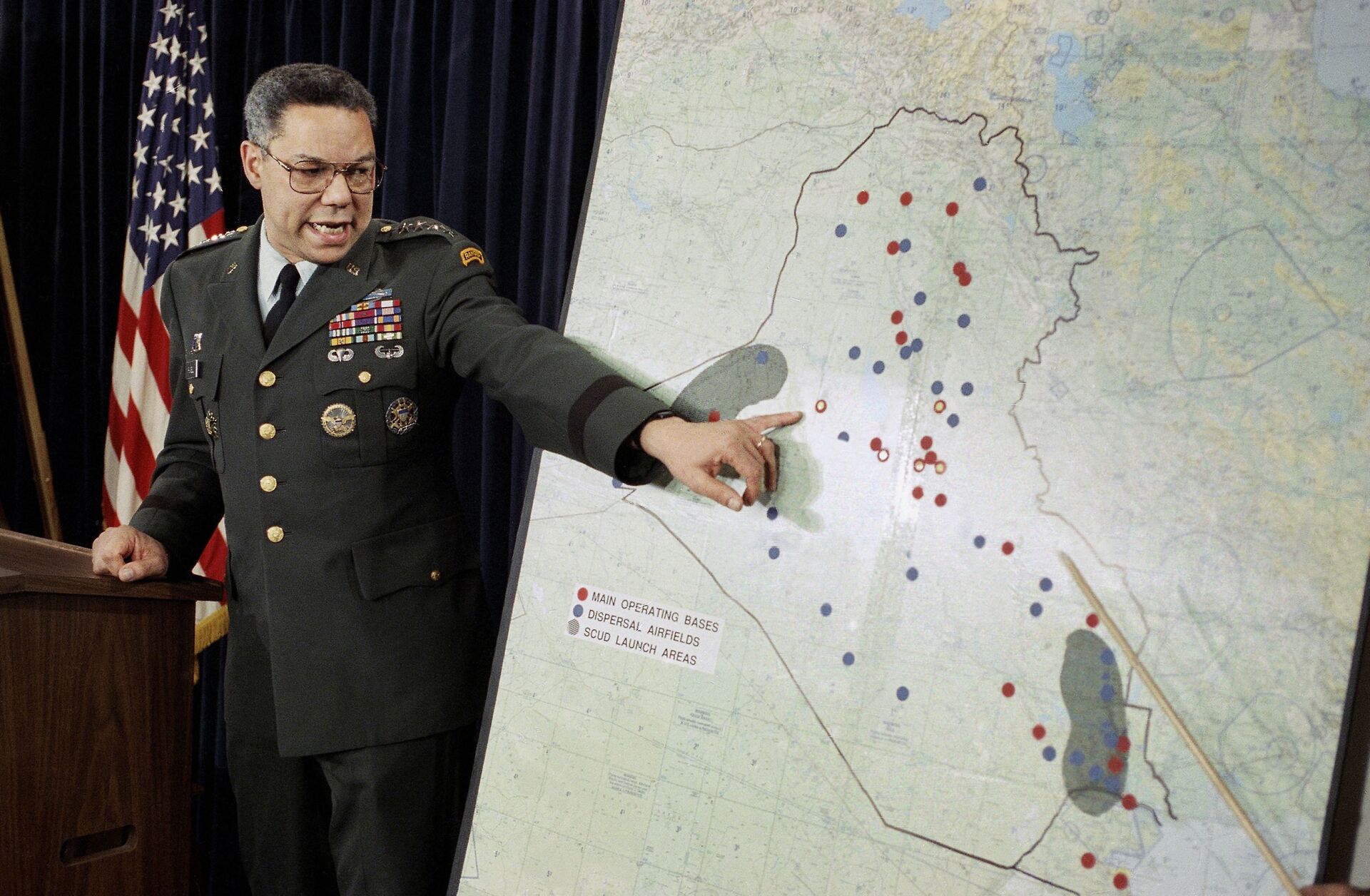 Chairman of the Joint Chiefs of Staff Colin Powell points to Iraqi airbases that have shown some activity in the last few day at a Pentagon briefing on Wednesday, Jan. 24, 1991 in Washington. - Sputnik International, 1920, 04.02.2023