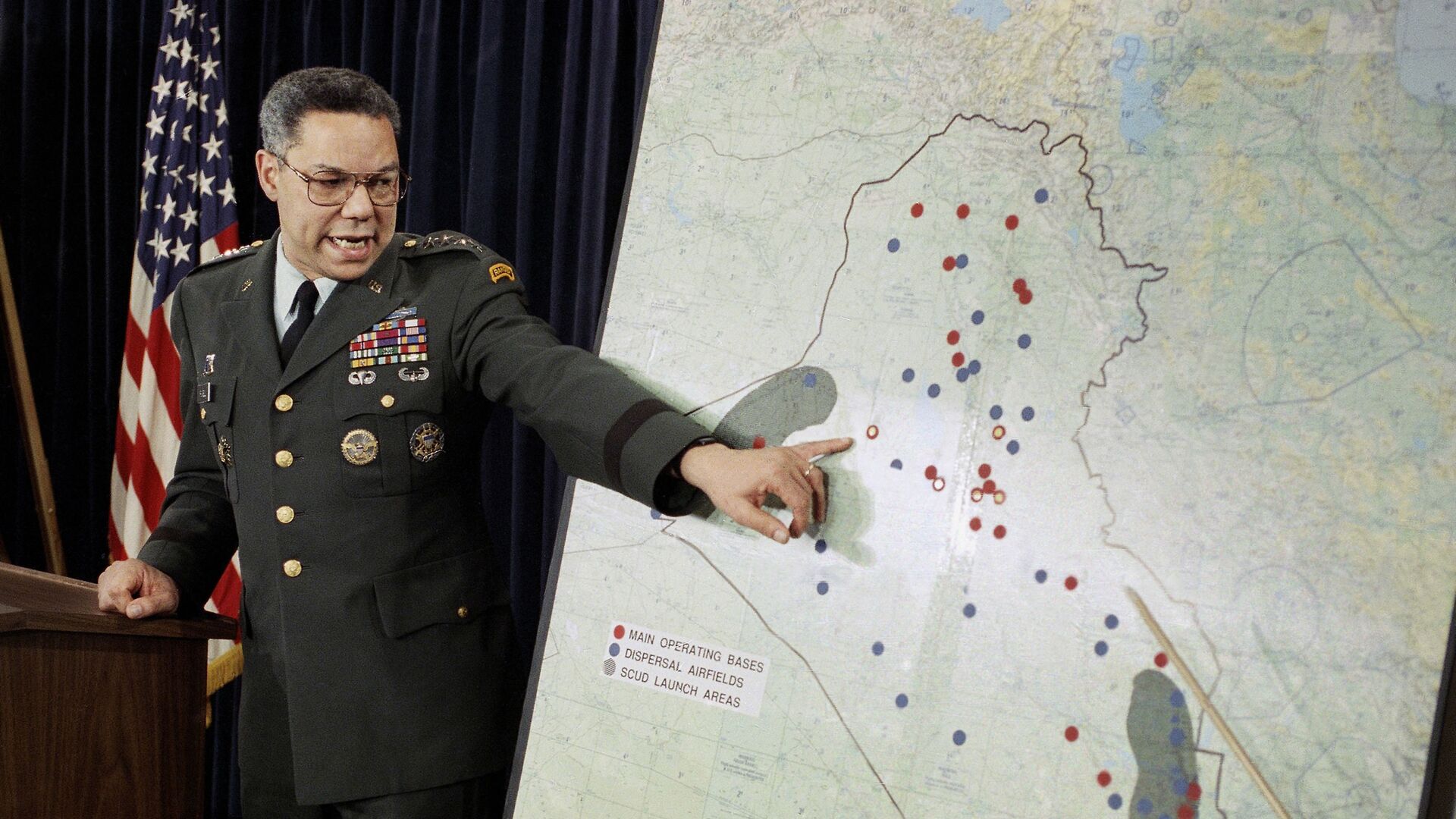 Chairman of the Joint Chiefs of Staff Colin Powell points to Iraqi airbases that have shown some activity in the last few day at a Pentagon briefing on Wednesday, Jan. 24, 1991 in Washington. - Sputnik International, 1920, 19.10.2021
