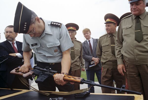 Chairman of the Joint Chiefs of Staff Colin Powell visiting 2nd Guards Tamanskaya Motor Rifle Division. July 1991. - Sputnik International