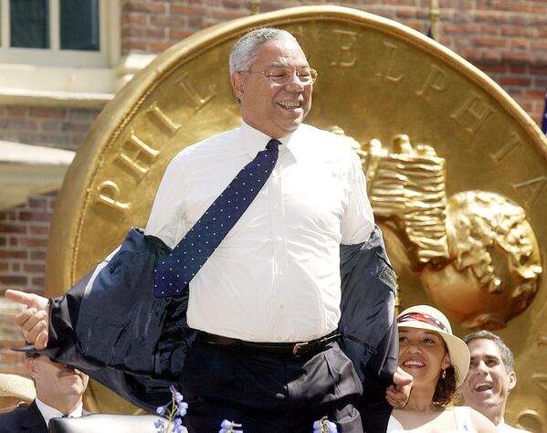 US Secretary of State Colin Powell laughs as he removes his jacket before a presentation of the Liberty Medal at Independence Hall in Philadelphia, 4 July 2002. - Sputnik International