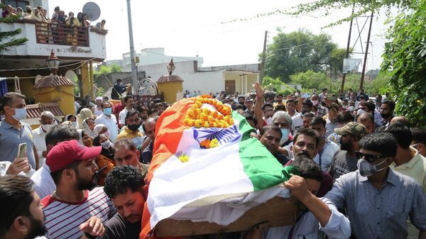 Relatives and friends of Deepak chand, a school teacher who was killed in Kashmir, take his body for cremation in Jammu, India, Friday, Oct.8, 2021 - Sputnik International