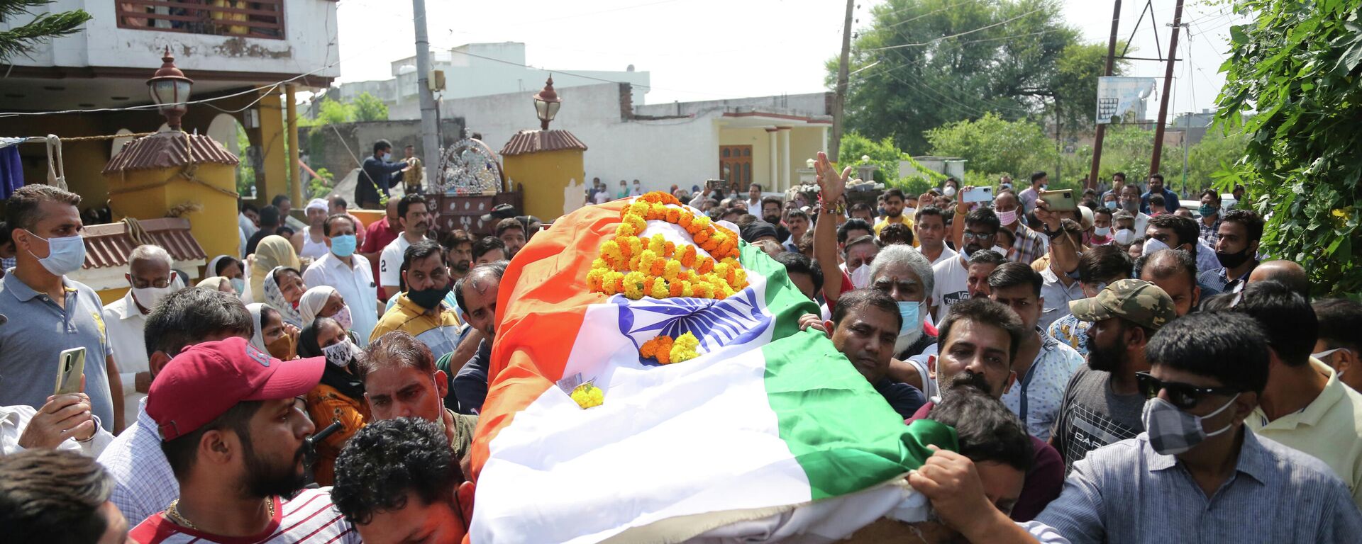 Relatives and friends of Deepak chand, a school teacher who was killed in Kashmir, take his body for cremation in Jammu, India, Friday, Oct.8, 2021 - Sputnik International, 1920, 19.10.2021