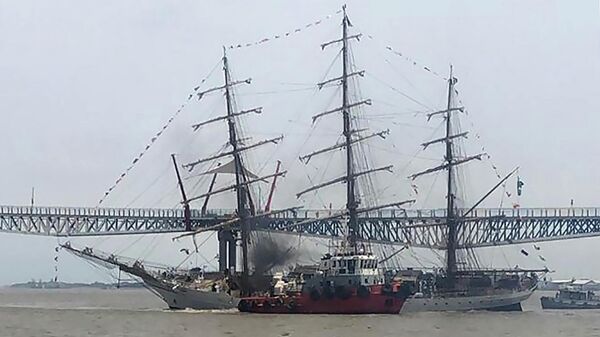 Handout picture released by the Ecuadorean Navy showing Brazilian Navy tall ship Cisne Branco after colliding with a pedestrian bridge connecting Guayaquil and Santay Island on the Guayas River in Ecuador and damaging her foremast, on October 18, 2021 - Sputnik International