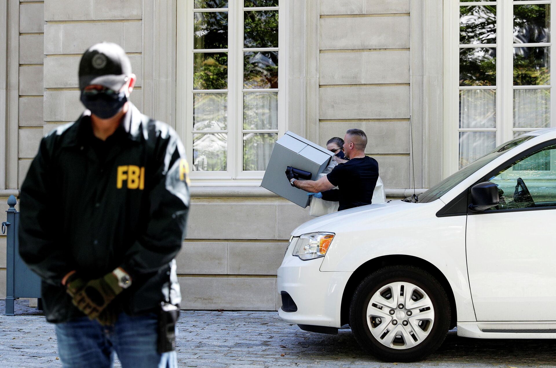 FBI agents carry items as an agent stands watch during the U.S. law enforcement agency's raid at Russian oligarch Oleg Deripaska's home in Washington, U.S., October 19, 2021. - Sputnik International, 1920, 21.10.2021