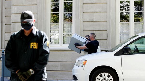 FBI agents carry items as an agent stands watch during the U.S. law enforcement agency's raid at Russian oligarch Oleg Deripaska's home in Washington, U.S., October 19, 2021. - Sputnik International