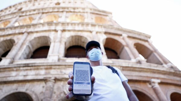 A man shows his COVID-19 Green Pass before entering the Colosseum as Italy prepares to become the first European country to make the Green Pass mandatory for all workers, in Rome, Italy, October 13, 2021. - Sputnik International