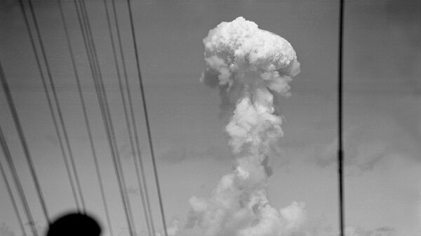 Observers on the bridge of the USS Mt. McKinley watch a huge cloud mushroom over Bikini atoll in the Marshall Islands, July 1, 1946, following an atomic test blast, part of the U.S. military's Operation Crossroads.  - Sputnik International