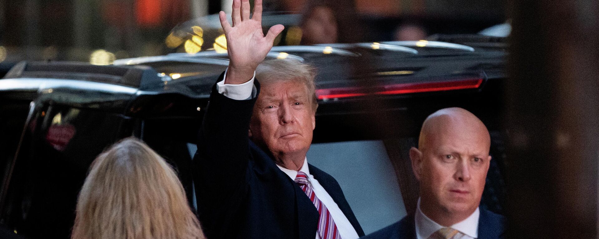 Former U.S. President Donald Trump acknowledges people as he gets in his SUV outside Trump Tower in the Manhattan borough of New York City, New York, U.S., October 18, 2021. - Sputnik International, 1920, 19.10.2021