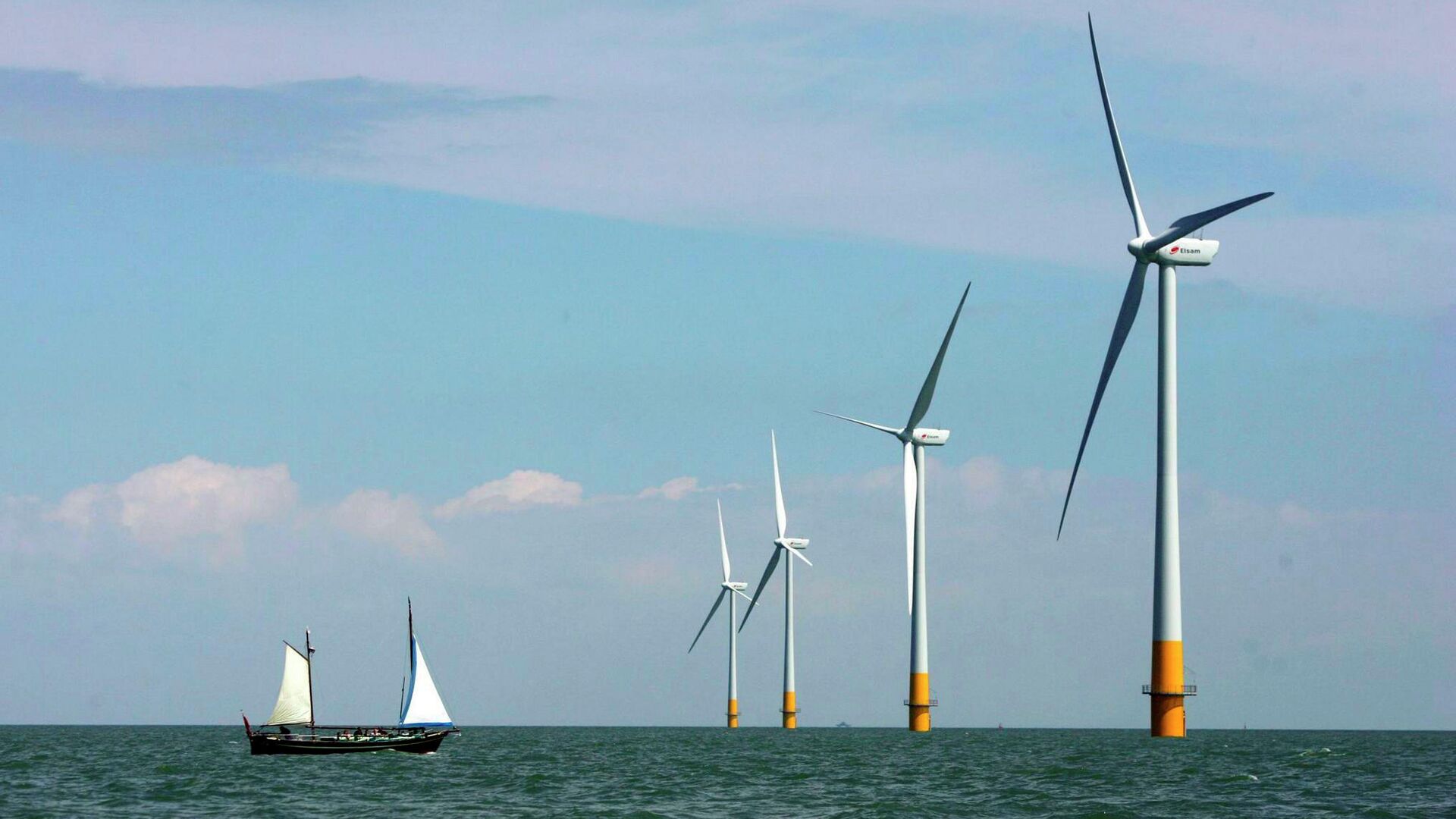 FILE - In this July 11, 2006 file photo, a vessel sails towards a wind farm off the coast of Whitstable on the north Kent coast in southeastern England - Sputnik International, 1920, 19.05.2022