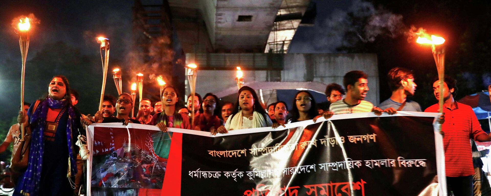 Bangladeshi activists join in a torch procession demanding justice for the violence against Hindu communities during Durga Puja festival in Dhaka, Bangladesh, October 18, 2021 - Sputnik International, 1920, 20.10.2021