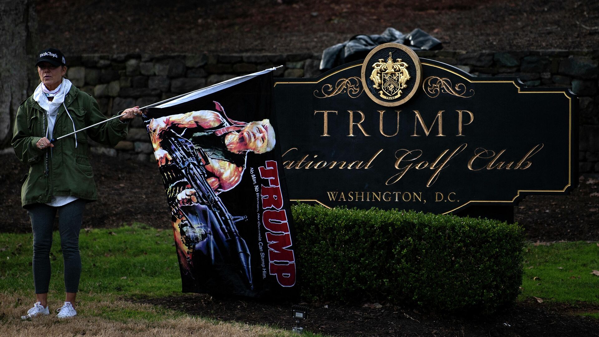 A supporter of US President Donald Trump waits outside the Trump National Golf Club as the president plays golf December 13, 2020, in Sterling, Virginia - Sputnik International, 1920, 20.10.2021