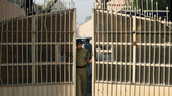 An Indian police officer prepares to close one of the gates at Tihar Jail, the largest complex of prisons in South Asia, in New Delhi, India, Monday, March 11, 2013 - Sputnik International