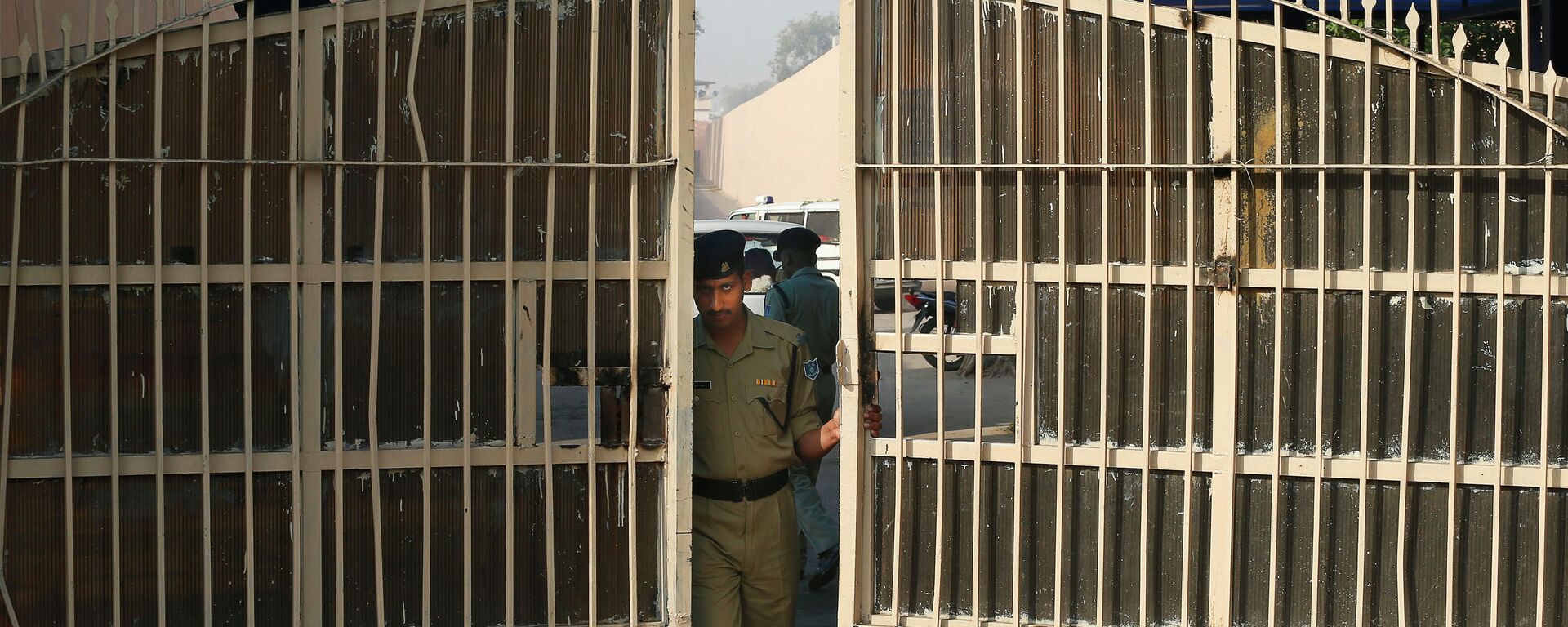 An Indian police officer prepares to close one of the gates at Tihar Jail, the largest complex of prisons in South Asia, in New Delhi, India, Monday, March 11, 2013 - Sputnik International, 1920, 23.11.2022