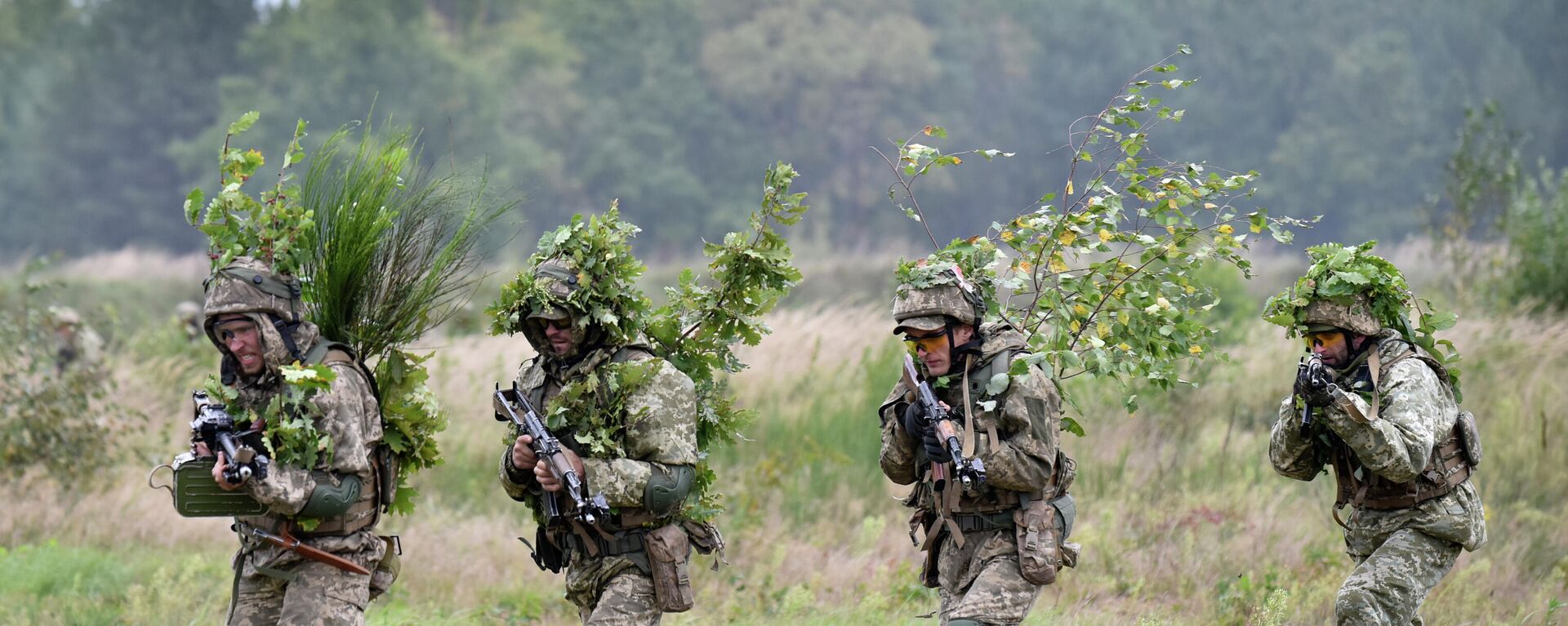 Soldiers take part in an exercise at the Yavoriv military training ground, close to Lvov, Western Ukraine, Friday, Sept 24, 2021. Ukraine, the US, and other NATO countries continue joint military drills in Western Ukraine presenting offensive exercises in town-like surroundings with tanks and other military vehicles involved.  - Sputnik International, 1920, 20.10.2021