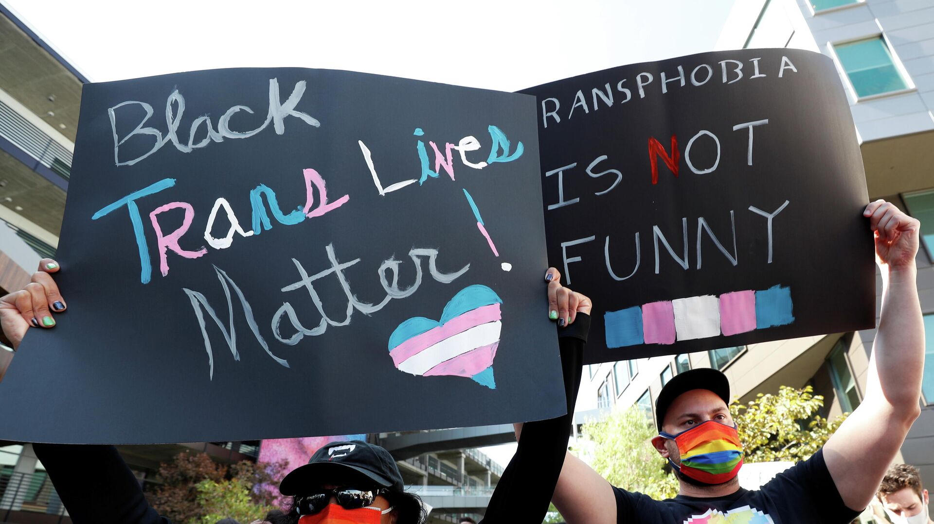 People attend a rally in support of the Netflix transgender employee walkout Stand Up in Solidarity to protest the streaming of comedian Dave Chappelle's new comedy special, in Los Angeles, California, U.S. October 20 2021. - Sputnik International, 1920, 20.10.2021