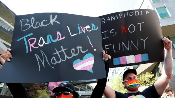 People attend a rally in support of the Netflix transgender employee walkout Stand Up in Solidarity to protest the streaming of comedian Dave Chappelle's new comedy special, in Los Angeles, California, U.S. October 20 2021. - Sputnik International