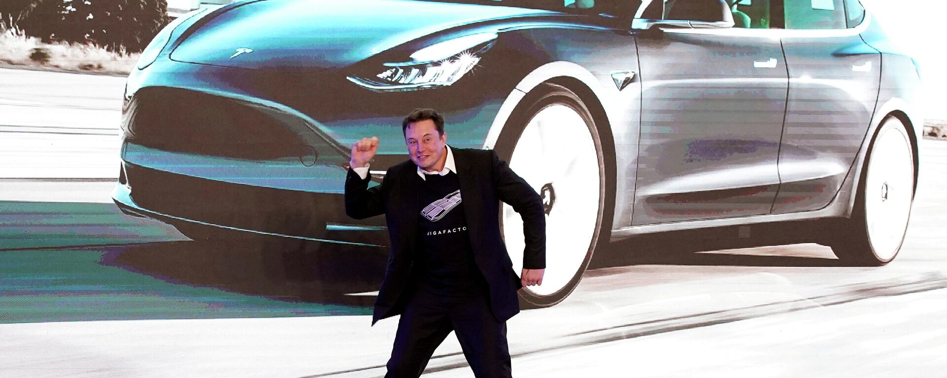 Tesla Inc CEO Elon Musk dances onstage during a delivery event for Tesla China-made Model 3 cars in Shanghai, China January 7, 2020 - Sputnik International, 1920, 21.10.2021