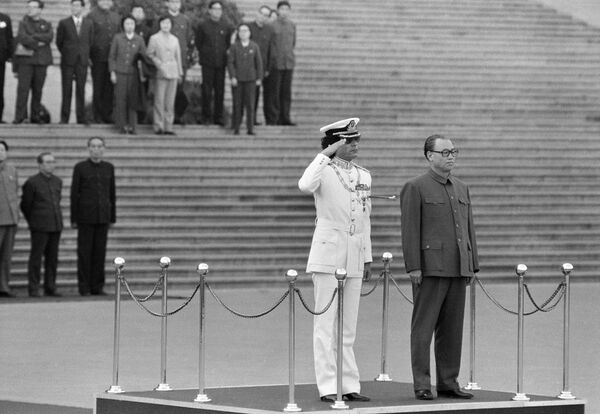 Gaddafi salutes at a welcome ceremony in Beijing, China on 25 October 1982. Standing next to him is the Chinese Premier Zhao Ziyang. - Sputnik International