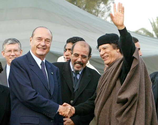 Gaddafi shakes hands with French President Jacques Chirac at the end of their meeting and signature ceremony at the former Presidential Palace in Tripoli on 25 November 2004. - Sputnik International