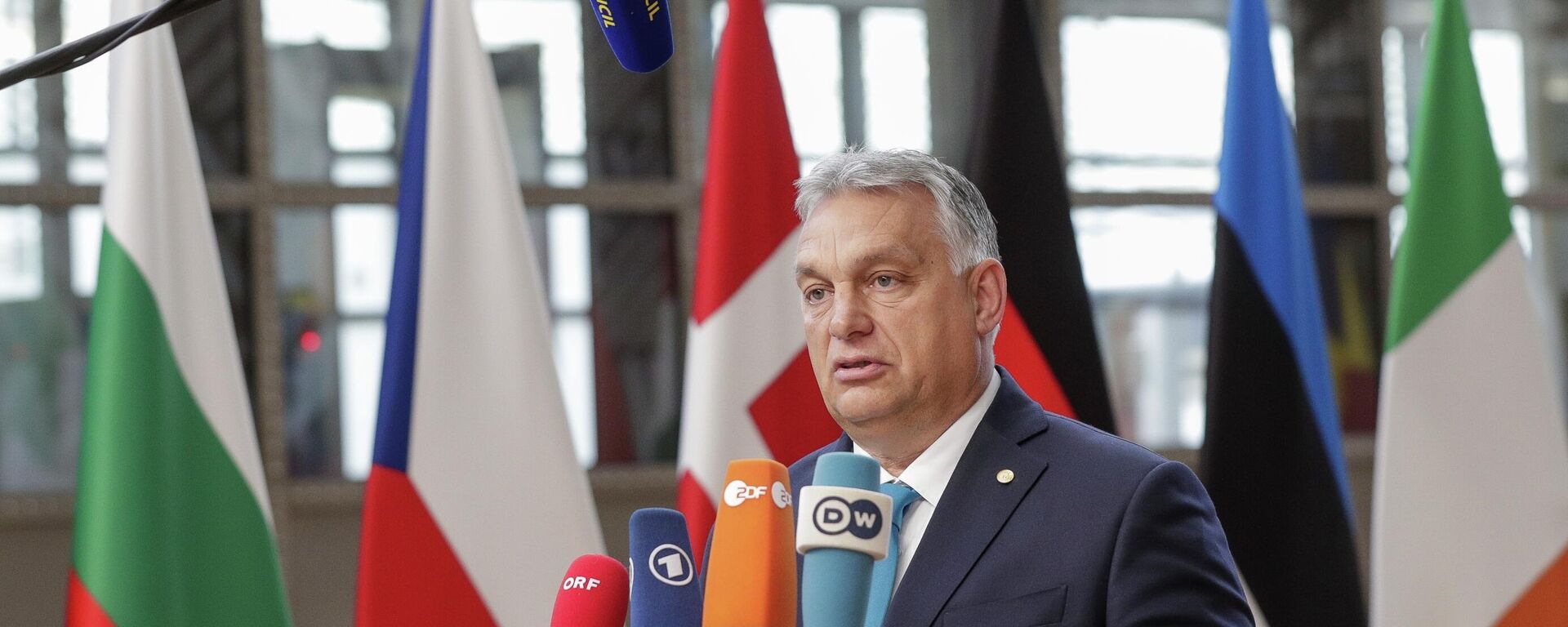 Hungary's Prime Minister Viktor Orban talks to journalists as he arrives for an EU summit in Brussels, Thursday, Oct. 21, 2021. - Sputnik International, 1920, 07.05.2022