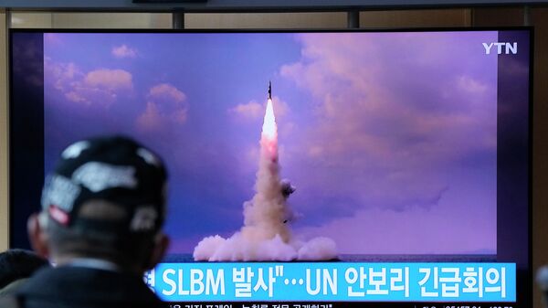 A man watches a TV screen showing an image of North Korea's ballistic missile launched from a submarine during a news program at Seoul Railway Station in Seoul, South Korea, Wednesday, Oct. 20, 2021 - Sputnik International