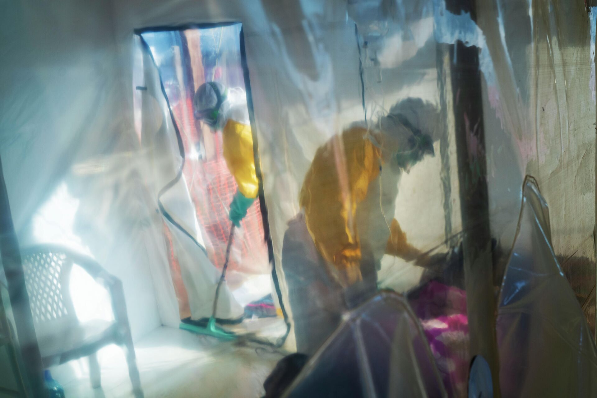 FILE - In this  July 13, 2019 file photo, health workers wearing protective suits tend to an Ebola victim kept in an isolation cube in Beni, Congo - Sputnik International, 1920, 25.04.2022