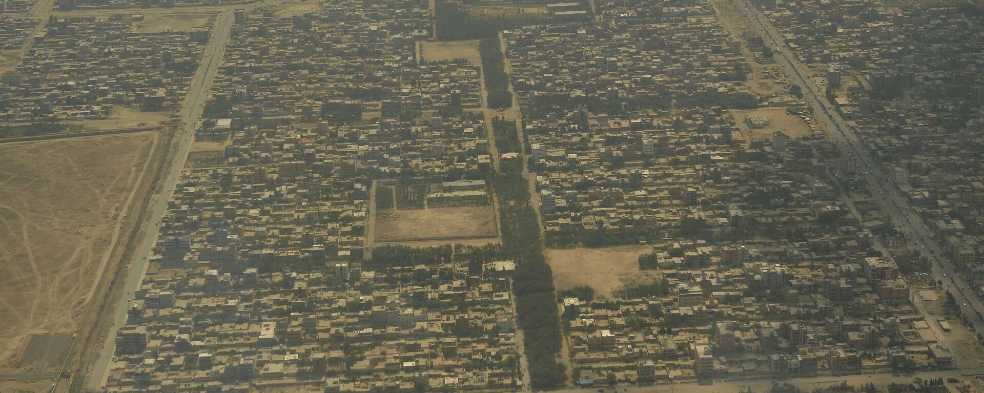 A general view of residential areas as seen from the window of a passenger aircraft flying over Kabul on September 22, 2021. - Sputnik International, 1920, 31.07.2022