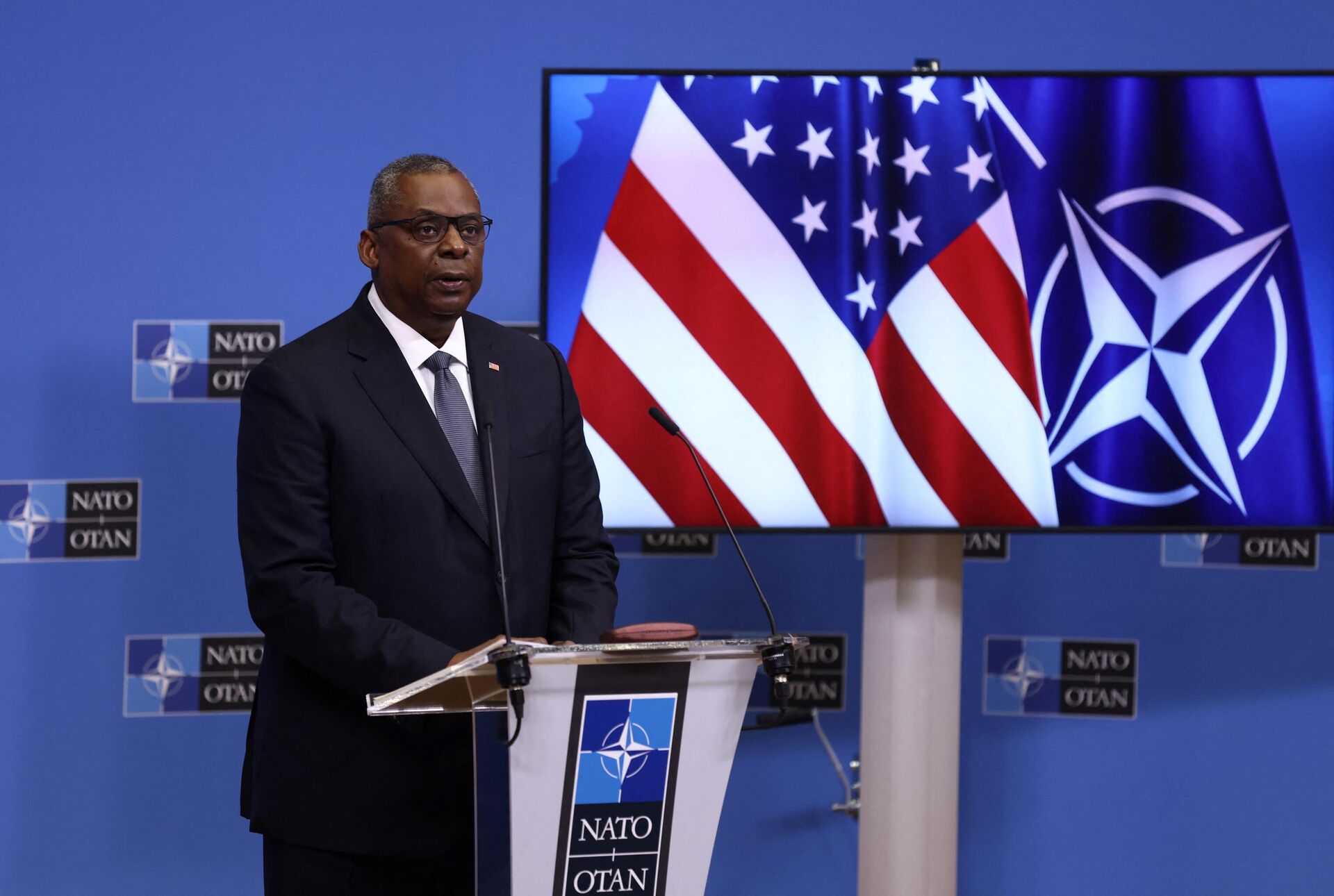 US Secretary of State for Defence Lloyd Austin addresses media representatives on the second day of a NATO Defence Ministers meeting in Brussels on October 22, 2021. - Sputnik International, 1920, 24.02.2022