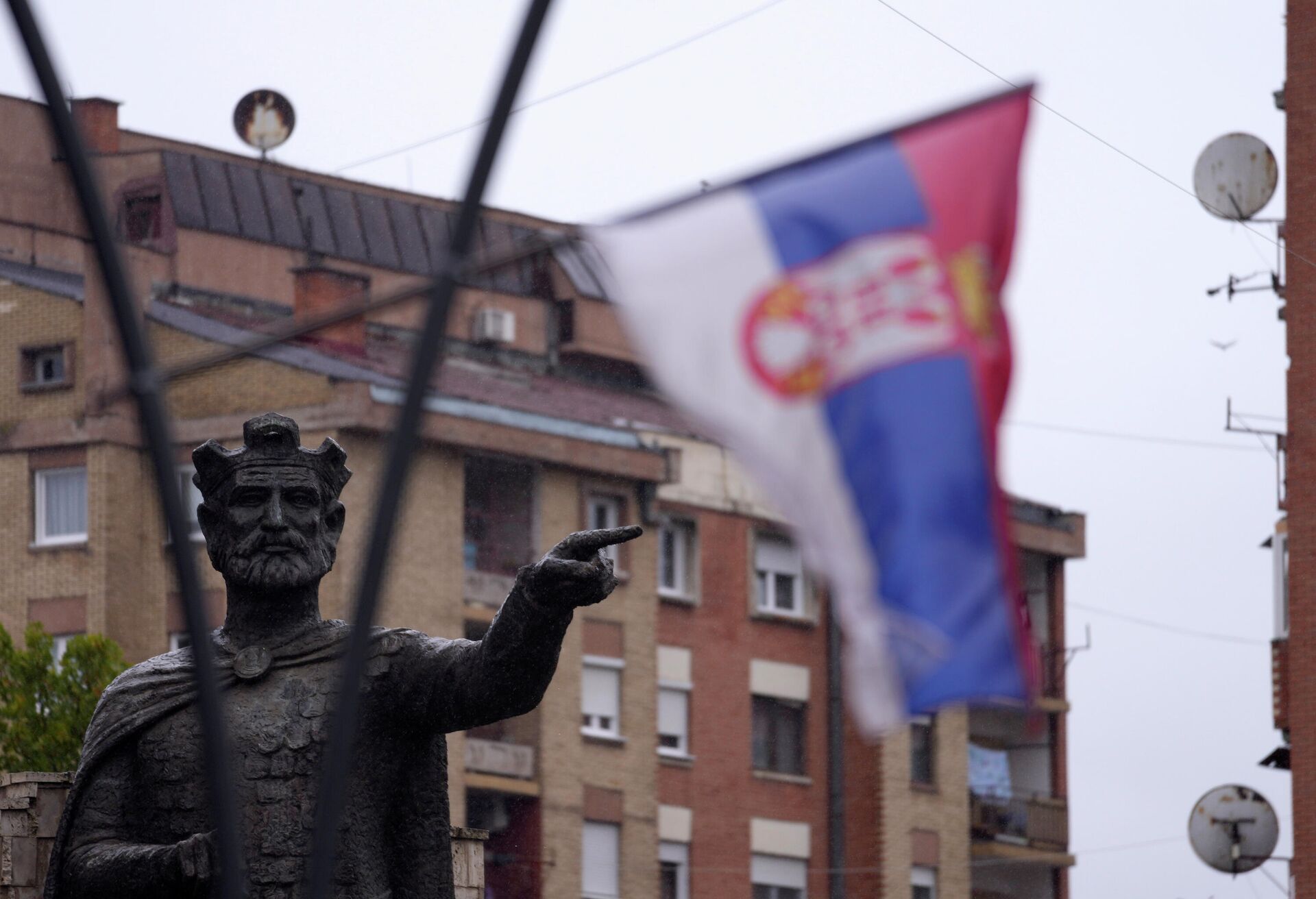 A Serbian flag waves in front of the statue of Serbian Duke Lazar who was killed at the Battle of Kosovo in June 1389, in northern, Serb-dominated part of ethnically divided town of Mitrovica, Kosovo, Friday, Oct. 15, 2021.  - Sputnik International, 1920, 22.11.2022