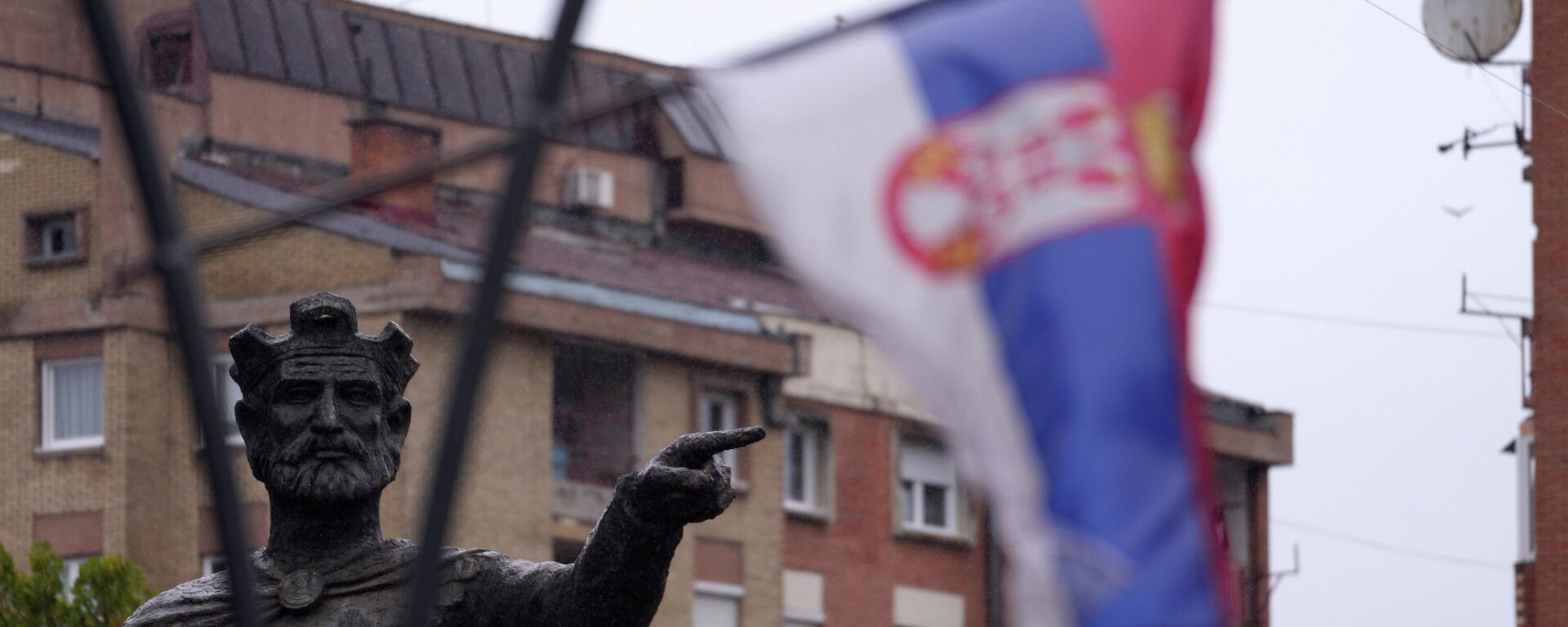 A Serbian flag waves in front of the statue of Serbian Duke Lazar who was killed at the Battle of Kosovo in June 1389, in northern, Serb-dominated part of ethnically divided town of Mitrovica, Kosovo, Friday, Oct. 15, 2021.  - Sputnik International, 1920, 22.10.2021