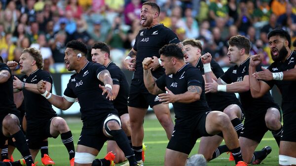 New Zealand's TJ Perenara (C) leads the haka before the rugby Championship match against South Africa in Townsville on September 25, 2021. - Sputnik International