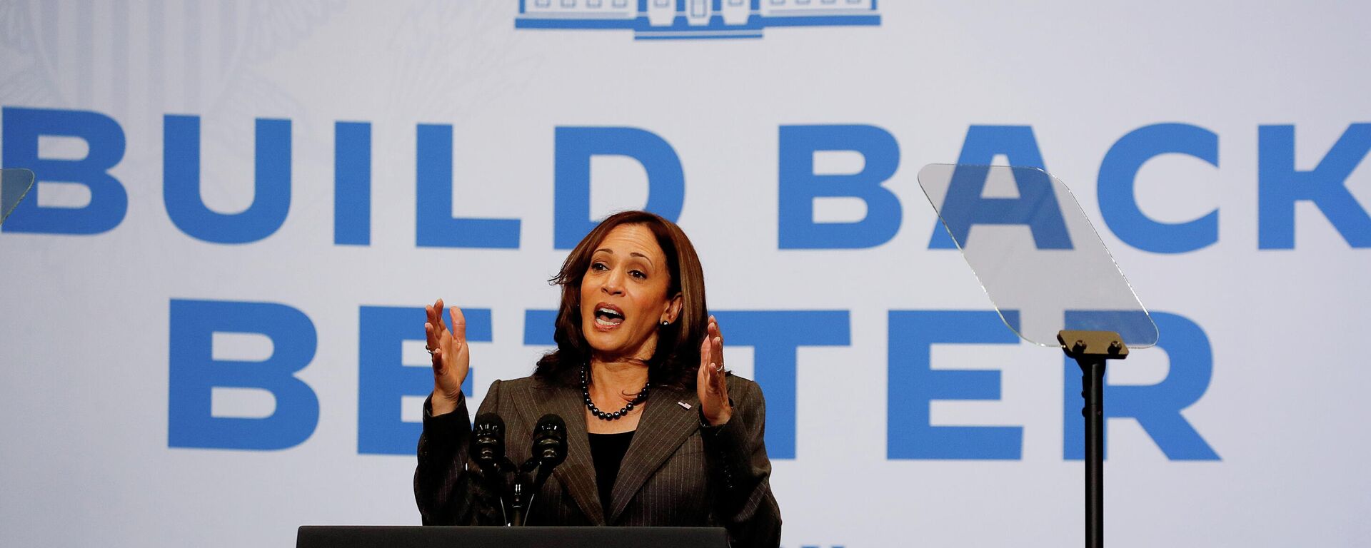 U.S. Vice President Kamala Harris delivers remarks promoting the Biden administration's infrastructure plans during a visit to the Northeast Bronx YMCA in the Bronx borough of New York City, New York, U.S., October 22, 2021. - Sputnik International, 1920, 22.10.2021