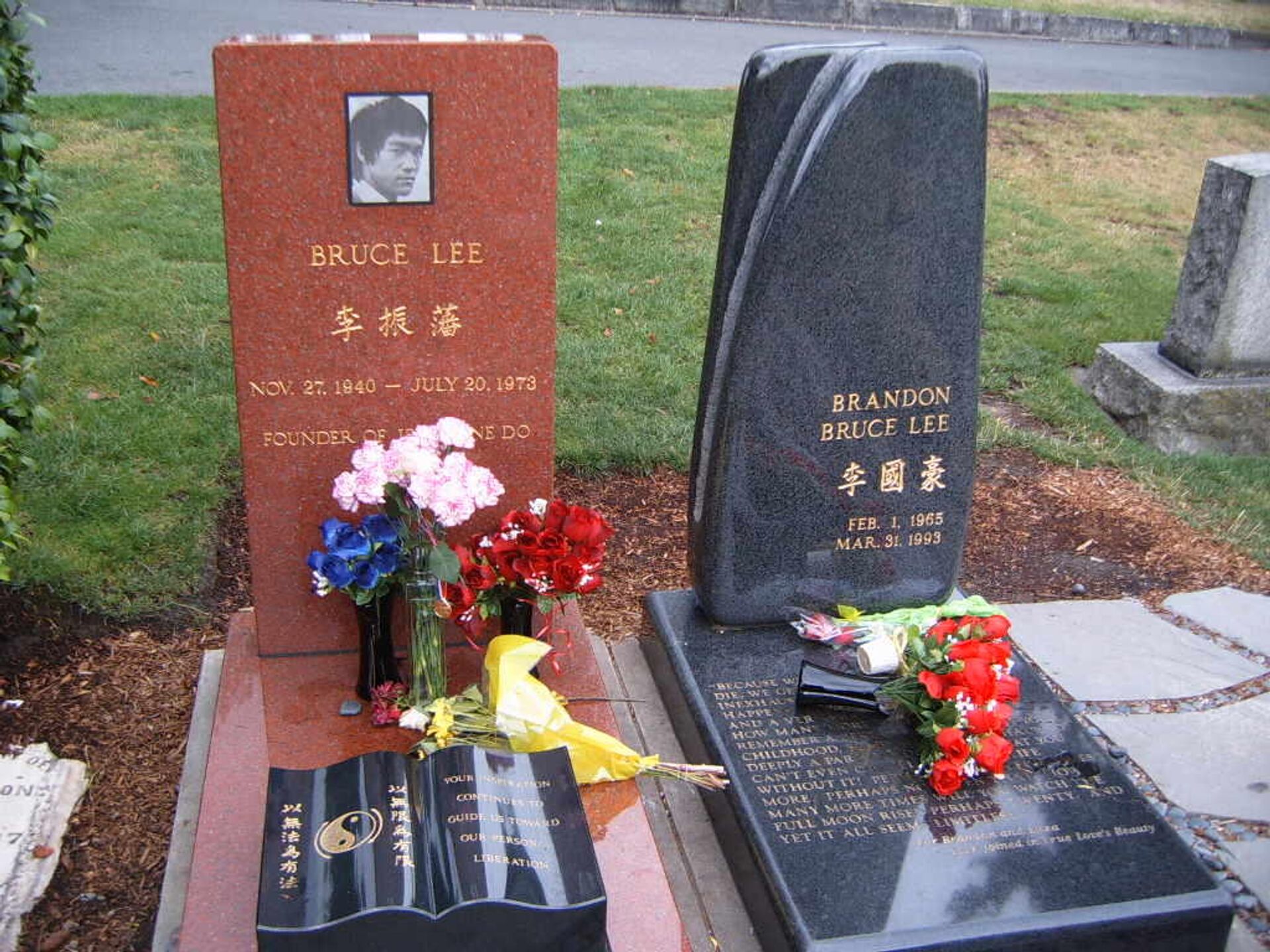 Bruce Lee's headstone along with his son's, Brandon Lee, who died from a bullet firing accidentally during the filming of the movie The Crow.  - Sputnik International, 1920, 22.10.2021