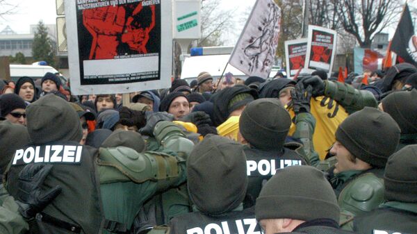 Left-wing sympathizers scuffle with the police during a demonstration of antifascism groups in Pirna, Germany, 15 Miles south of Dresden, Saturday, Nov. 27, 2004.  - Sputnik International