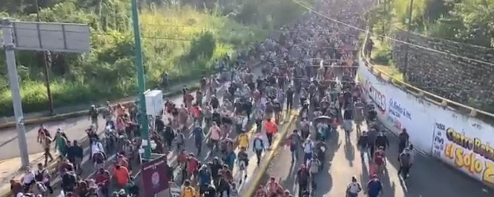 Screengrab of video of migrant caravan traveling through southern Mexico after leaving Tapachula, Mexico on route to country's capital. - Sputnik International, 1920, 23.10.2021